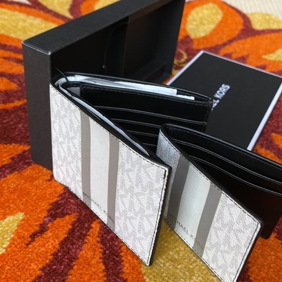 Michael Kors Boxed Signature 3 in 1 Bifold Wallet In White / Pearl Grey - Picture 8 of 15